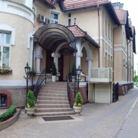 Villa Royal オストルフ・ビエルコポルスキ エクステリア 写真