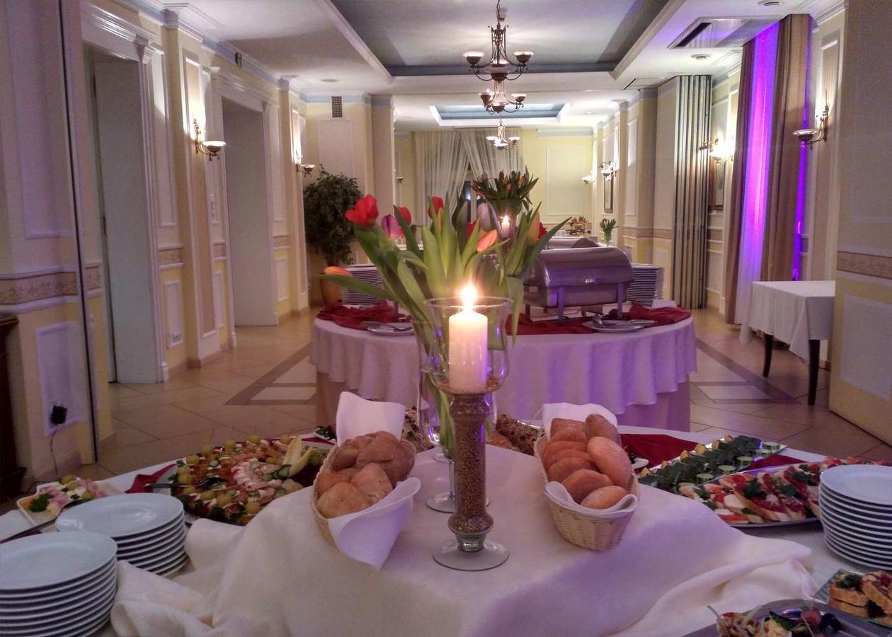 Villa Royal オストルフ・ビエルコポルスキ エクステリア 写真